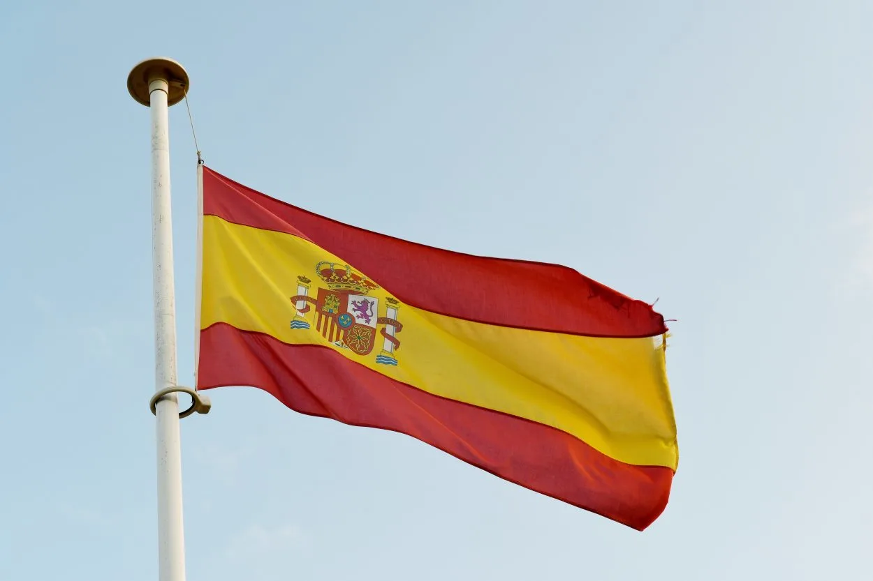  스페인 사람 VS 스페인 사람: 차이점은 무엇입니까? – 모든 차이점